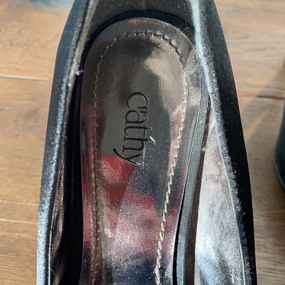 Black Peep toed Heels - Picture 2 of 4